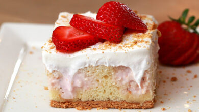 Φράουλα Cheesecake Poke Cake